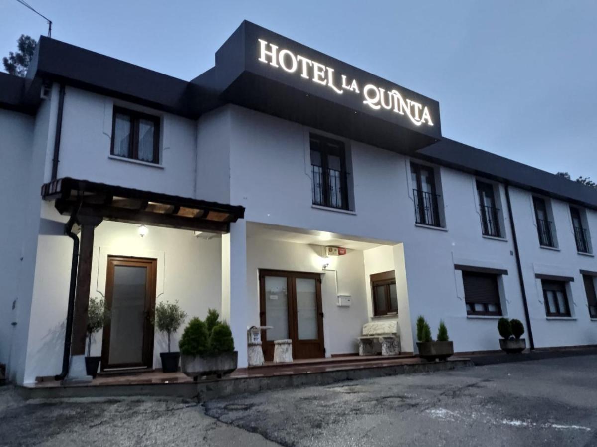 Hotel La Quinta Куэ Экстерьер фото